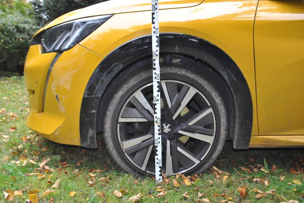 Schadenaufnahme mit Messlatte an einem Peugeot