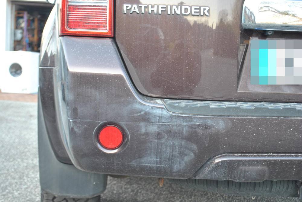 Schaden am hinteren Stoßfänger eines Nissan Pathfinder