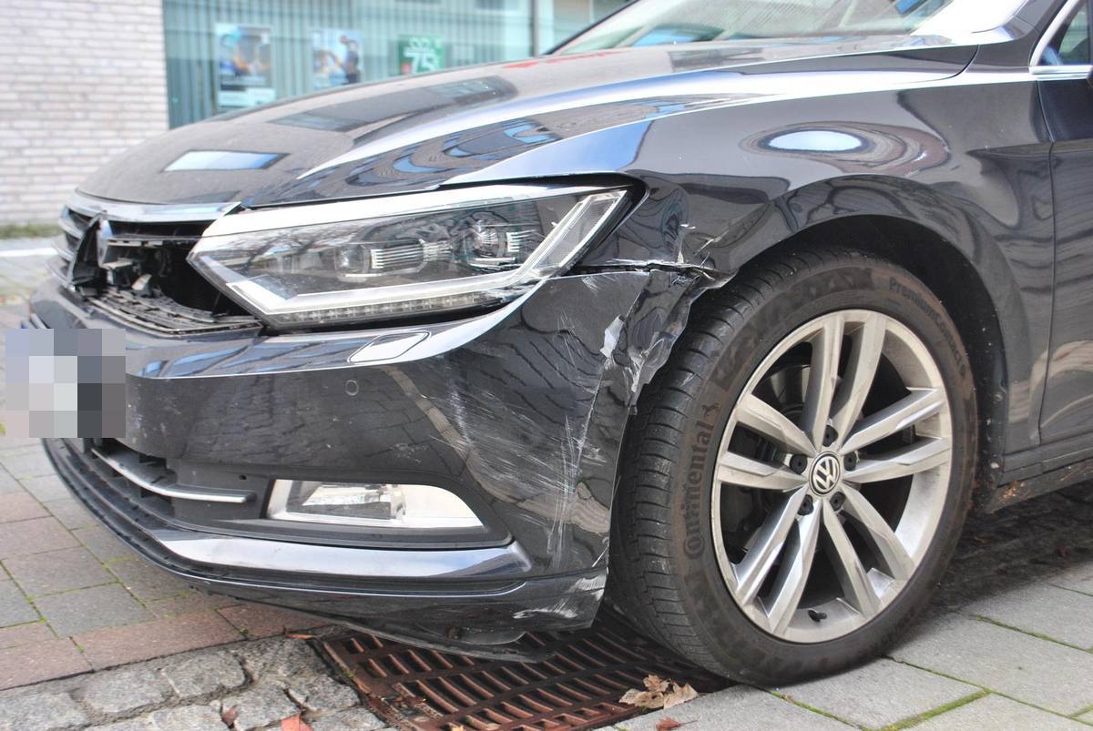 Unfallschaden an der Fahrzeugfront – Aufnahme fürs Gutachten